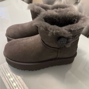 UGG Women’s Platform Mini Boots – Size US 6 (EU 37) – New Without Box